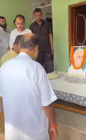 रामानुजनगर: जिला पंचायत सदस्य पंकज तिवारी के निवास में कांग्रेस और छत्तीसगढ़ के उत्थान में स्वर्गीय शुक्ल के योगदान को किया गया याद
