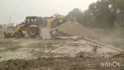 धामपुर: धामपुर में राजस्व विभाग की टीम ने दो कालोनियों को अवैध बताते हुए जेसीबी से ध्वस्त किया