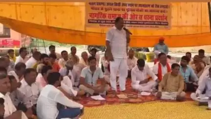 नौतन: नौतन प्रखंड सह अंचल कार्यालय के स्थानांतरण पर रोक लगाने के लिए प्रदर्शन