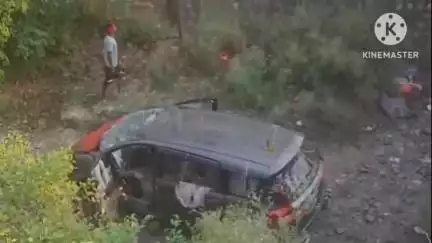 मेजा: तेंदुआ में बारात में घायल लोगों को इलाज के लिए ले जा रही कार अनियंत्रित होकर नहर में पलटी, 2 की मौत, 2 घायल
