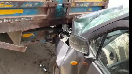 मांट: सुरीर में ईंटों से भरे ट्रैक्टर ट्राली में घुसी कार, पति-पत्नी सहित तीन बच्चे हुए घायल