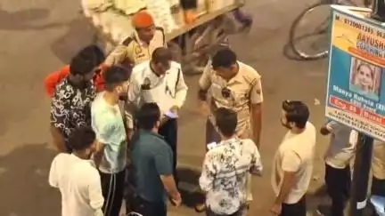 बरेली: थाना कोतवाली क्षेत्र के नवल्टी चौराहे पर ट्रैफिक पुलिस कर्मी से बाइक सवार के विवाद का वीडियो हुआ वायरल