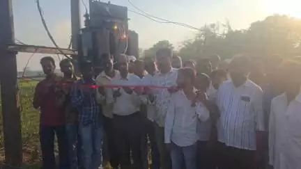 कैरो: सांसद सुखदेव भगत के प्रयास से नवाटोली में लगा नया ट्रांसफार्मर, सांसद प्रतिनिधि साजिद अहमद व समीद अंसारी ने किया उद्घाटन