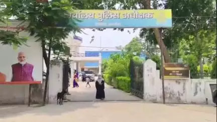अमरोहा: फायर पुलिस में तैनात हेड कांस्टेबल की संपत्ति की जांच के लिए बेटी ने अमरोहा एसपी अमित कुमार आनंद को दिया शिकायती पत्र