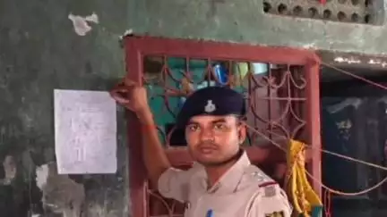 मोकामा: हाथीदह थाना क्षेत्र में फरार अभियुक्त के घर पर इश्तेहार चिपकाया गया