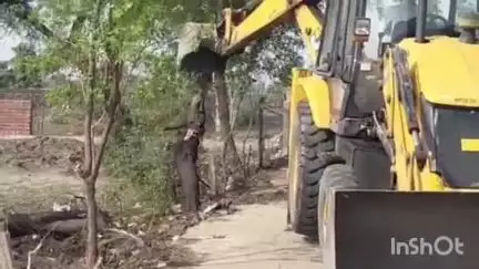अशोक नगर: राजश्री गार्डन के सामने हरे पेड़ काट रही मशीन तहसीलदार ने करवाई ज़ब्त, कार्यवाही के दिए निर्देश