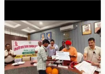 मेधावी छात्र/छात्रा सम्मान समारोह कार्यक्रम में  विधायक बरखेड़ा एवं जिलाधिकारी ने मेधावी छात्र/छात्राओं को किया सम्मानित।