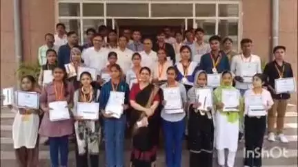 बिजनौर: बिजनौर के महात्मा विदुर सभागार में डीएम ने मेधावी छात्र-छात्राओं को किया सम्मानित
