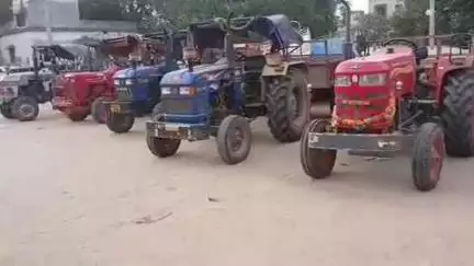 खैरा: खैरा थाना पुलिस ने विभिन्न बालू घाटों से 6 अवैध बालू लदे ट्रैक्टरों सहित 3 चालकों को गिरफ्तार कर जेल भेजा