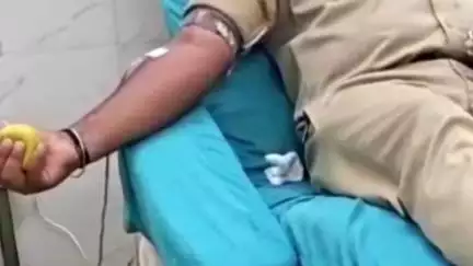 फरेंदा: लेंहड़ा जंगल में प्रेमी ने धारदार हथियार से प्रेमिका का गला रेता, पुलिस ने बचाई जान, कांस्टेबल ने दिया खून