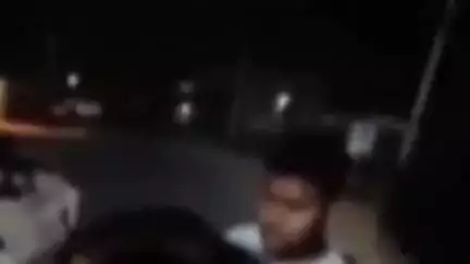 फतेहपुर: नीमादोहर गांव में टोटो चोरी के आरोप में ग्रामीणों ने एक युवक को जमकर पीटा, पुलिस को सौंपा