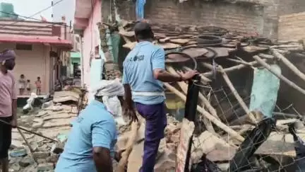 बीना: कानूनगो वार्ड में राजस्व, नगर पालिका व पुलिस की संयुक्त कार्रवाई, मंदिर की जमीन से अतिक्रमण हटाया गया