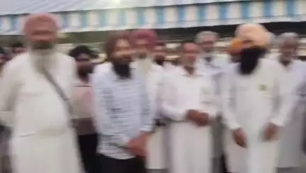 अम्बाला: किसानों ने सूरजमुखी से लदा ट्रक पकड़ा, ओवरवेट होने का लगाया आरोप