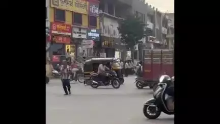 मालेगाव: धुमाकूळ : मनोरुग्णाचा मालेगाव शहरात धुमाकुळ... नागरिकांवर हल्ले तर रस्त्यात अडवल्या गाड्या...