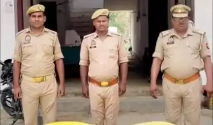 शोहरतगढ़: थाना शोहरतगढ़ पुलिस ने तस्करी के लिए ले जा रहे 6 बोरी यूरिया खाद को बरामद कर कस्टम को सुपुर्द किया