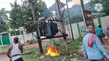 महागामा: जय नारायण प्लस टू विद्यालय के पास बिजली ट्रांसफार्मर में ब्लास्ट, आग लगी