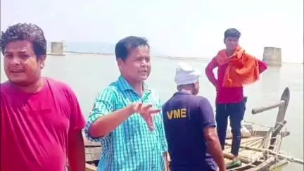 हुसैनाबाद: पलामू जिले के हुसैनाबाद थाना क्षेत्र के देवरी में सोन नदी में नहाते समय दो किशोर डूबे