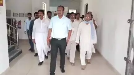 महाराजगंज: जिलाधिकारी ने कलेक्ट्रेट स्थित ईवीएम एवं वीवीपैट स्ट्रांग रूम का त्रैमासिक निरीक्षण किया