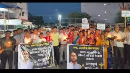 चांपा: चांपा में आनंद देवांगन की आत्महत्या के विरोध में निकाला गया कैंडल मार्च, दोषियों पर कार्रवाई की मांग की जा रही है