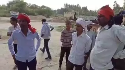 फतेहपुर: अमरूद के पेड़ में राज मिस्त्री का शव फांसी के फंदे पर लटका मिला, देख ग्रामीणों में मचा हड़कंप