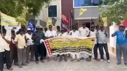 திருப்பூர் தெற்கு: கல்லூரி சாலையில் உள்ள நெடுஞ்சாலைத்துறை அலுவலகத்தில் நெடுஞ்சாலைத்துறை ஊழியர்கள் கண்ணில் கருப்பு துணி கட்டிப் போராட்டத்தில் ஈடுபட்டனர்