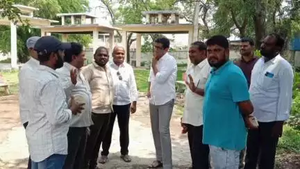 కోరుట్ల: మెట్పల్లి పట్టణంలో వెన్నెల రోడ్లో గల స్మశాన వాటికని పరిశీలించిన కోరుట్ల ఎమ్మెల్యే డాక్టర్ కల్వకుంట్ల సంజయ్