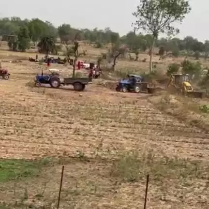 निवाड़ी: जुगयाई में मजदूरों की जगह जेसीबी से हो रहा कार्य, वीडियो सामने आने पर अधिकारियों ने कही जांच की बात