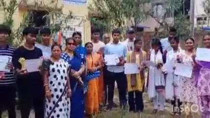 घाटशिला: गोपालपुर पंचायत सचिवालय में मैट्रिक और इंटर के मेधावी छात्र-छात्राओं का सम्मान किया गया