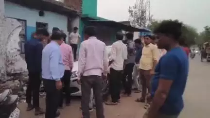हटा: मड़ियादो बैरियर के पास क्रॉसिंग के दौरान नाली में गिरी कार, बाल-बाल बचा चालक