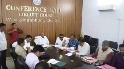 चाईबासा: अध्ययन यात्रा के क्रम में चाईबासा परिसदन पहुंची झारखंड विधानसभा प्रत्यायुक्त विधान समिति की टीम, समीक्षा बैठक की