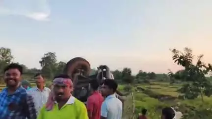 বিনপুর ২: নেগুড়িয়াতে নিয়ন্ত্রণ হারিয়ে উল্টে গেল লরি, কোনক্রমে প্রাণে বাঁচলেন চালক