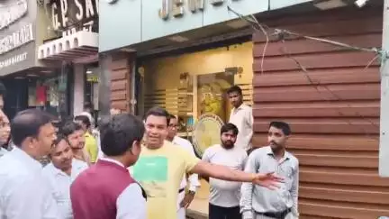 दुमका: डीसी, एसपी सहित अधिकारियों की टोली ने नगर पालिका चौक से शुरू किया नगर भ्रमण, समस्याओं से हुए अवगत