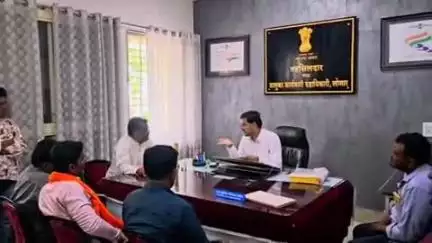 बुलढाणा: पाणंद रस्त्यासाठी ठाकरे गट शिवसेनेच्या वतीने तहसीलदारांच्या दालनात ठिय्या आंदोलन
