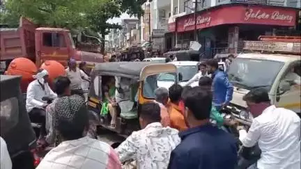 परभणी: नारायण चाळते गव्हाणे चौक दरम्यान वाहतुकीची कोंडी, वाहनधारक त्रस्त #jansamasya