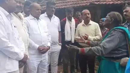 ಚಾಮರಾಜನಗರ: ಹುಲಿ ದಾಳಿಗೆ ಬಲಿಯಾದ ಬೇಡಗುಳಿಯ ರಂಗಮ್ಮ ಮನೆಗೆ ಶಾಸಕ  ಪುಟ್ಟರಂಗಶೆಟ್ಟಿ ಭೇಟಿ, ಪರಿಹಾರ ಚೆಕ್ ವಿತರಣೆ