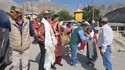 हंगरंग: माउंट एवरेस्ट फतह करने वाली दृष्टिहीन महिला छोज़िन अंगमो पहुंचीं चांगो, हुआ भव्य स्वागत