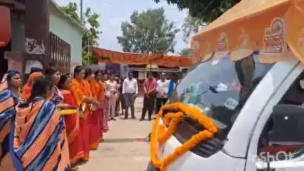 ବୀରମହାରାଜପୁର: ସିନ୍ଦୁରପୁର ପଞ୍ଚାୟତ କାର୍ଯ୍ୟାଳୟ ଠାରେ ବିକାଶ ବାହନ ରଥର ଶୁଭାରମ୍ଭ, ଯୋଗଦେଲେ ବିଡ଼ିଓ
