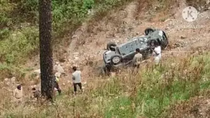 सल्ट: भौनखाल-मछोड़ मोटर मार्ग पर खाई में गिरी कार, 4 लोग हुए घायल