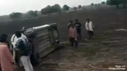 बेगमगंज: सुल्तानगंज से बेगमगंज की ओर आ रही कार अनियंत्रित होकर सड़क से 30 फीट दूर गिरी