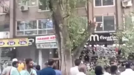 इंदौर: एमजी रोड मर्गनयनी के पास आंधी-तूफान के कारण गिरा वर्षों पुराना पेड़, कोई जनहानि नहीं