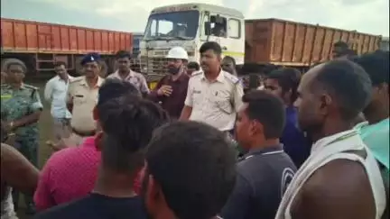 गोबिंदपुर राजनगर: रूंगटा प्लांट के पार्किंग कुजु-3 में प्रशासन ने चलाया नशामुक्ति अभियान
