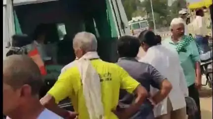 भंडारा: दवडीपार बाजार येथे मोटर सायकलला अज्ञात वाहनाची धडक, ३ जण जखमी