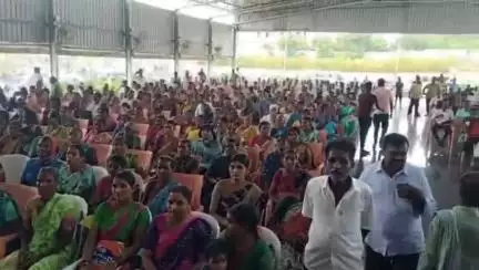 హవేలీ ఘన్​పూర్: జిల్లా కేంద్రంలో ఇందిరమ్మ ఇళ్ల లబ్ధిదారులకు ప్రొసీడింగ్‌ పత్రాలు ఇచ్చిన ఎమ్మెల్యే మైనంపల్లి రోహిత్ రావు