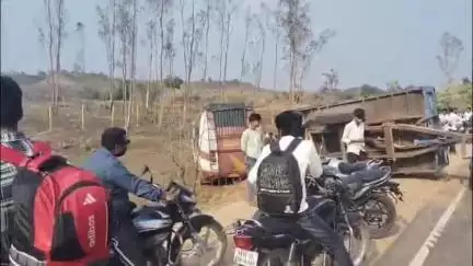 सिवनी: सेलुआ टोल प्लाजा के पास बस और ट्रैक्टर ट्रॉली में हुई टक्कर, बड़ा हादसा टला
