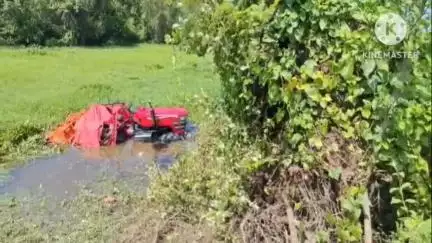 খানাকুল ১: সাইবোনা গ্রামে নিয়ন্ত্রণ হারিয়ে ডোবার জলে পাল্টি খেল ট্রাক্টর, গুরুতর আহত চালক