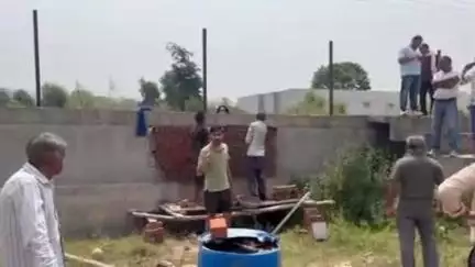 ऊना: बहडाला स्कूल की चारदीवारी बनी ग्रामीणों की परेशानी का कारण, डीसी से मिलकर समाधान की उठाई मांग
