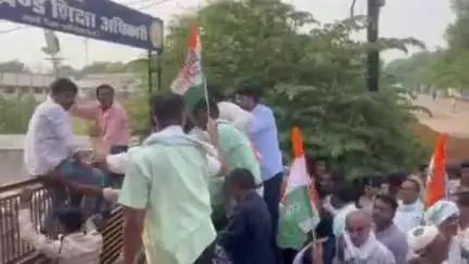 कवर्धा: युक्तियुक्तकरण के विरोध में कांग्रेसी कार्यकर्ताओं ने ब्लॉक शिक्षा कार्यालय का किया घेराव, सरकार के खिलाफ की नारेबाजी