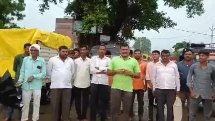 हिंगोली: बच्चु कडू यांच्या आंदोलनाला पाठिंबा देत सवना येथे नागरिकांचे भर पावसामध्ये रस्ता रोको आंदोलन