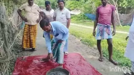 মানিকচক: বরাদ্দ করা হয়েছে 3 লাখ টাকা, উত্তর হুকুমতটোলা এলাকায় কংক্রিট ঢালাই রাস্তার কাজের সূচনা করল পঞ্চায়েত সমিতি কর্তৃপক্ষ