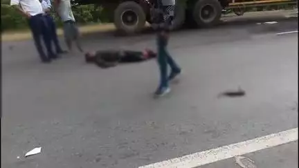 कोंडागांव: जोबा उसरी के पास NH-30 पर कार और बाइक की भीषण टक्कर, बाइक सवार गंभीर रूप से घायल